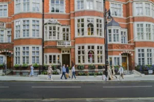 Elegant red-brick architecture and luxury boutiques reflecting the Mayfair luxury lifestyle in London